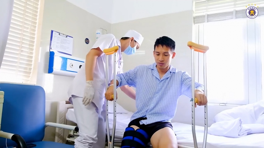 Clip: Những bước đi đầu tiên của Hùng Dũng sau ca phẫu thuật